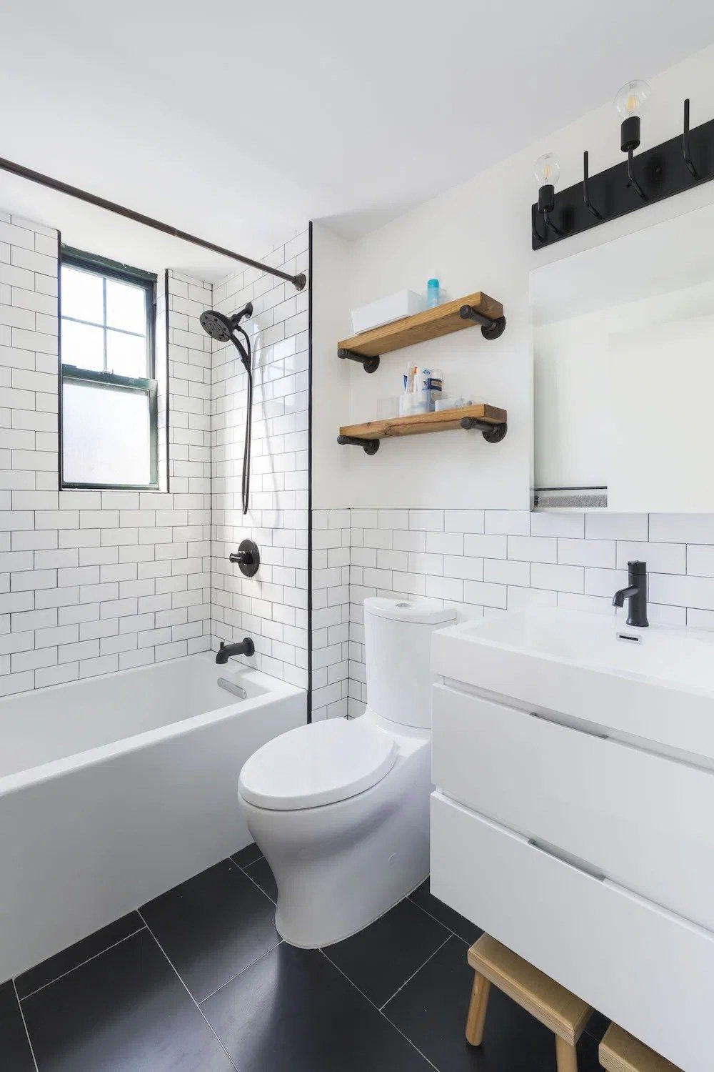 4 Inspirasi Desain Kamar Mandi Bernuansa Hitam dan Putih 4 Inspirasi Desain Kamar Mandi Bernuansa Hitam dan Putih