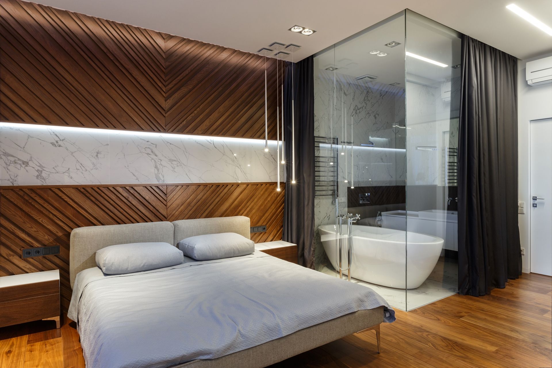 Wow! Partisi Antara Kamar Mandi dan Kamar Tidur Ini Layaknya di