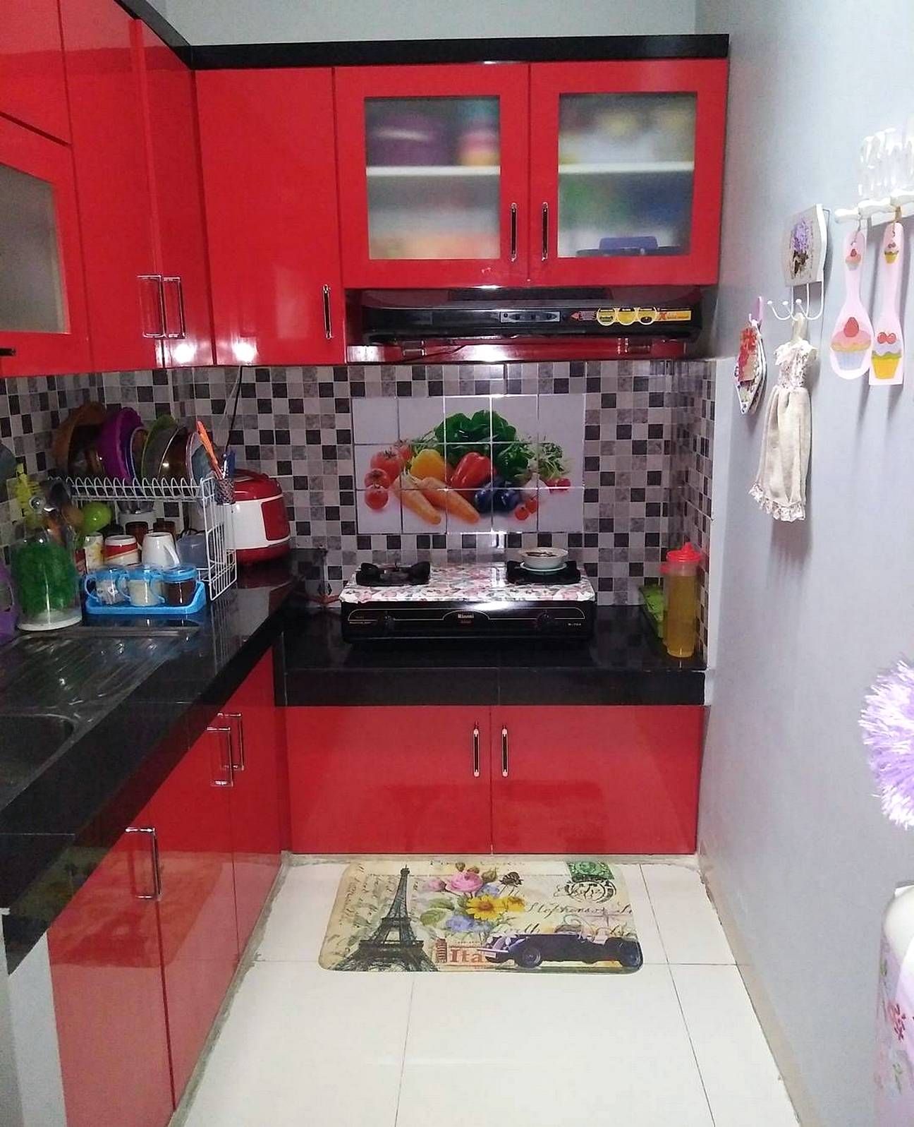 Motif Keramik Dapur Sempit Warna Merah Dipadu Dengan Motif Keramik Motif Keramik Dapur Sempit Warna Merah Dipadu Dengan Motif Keramik