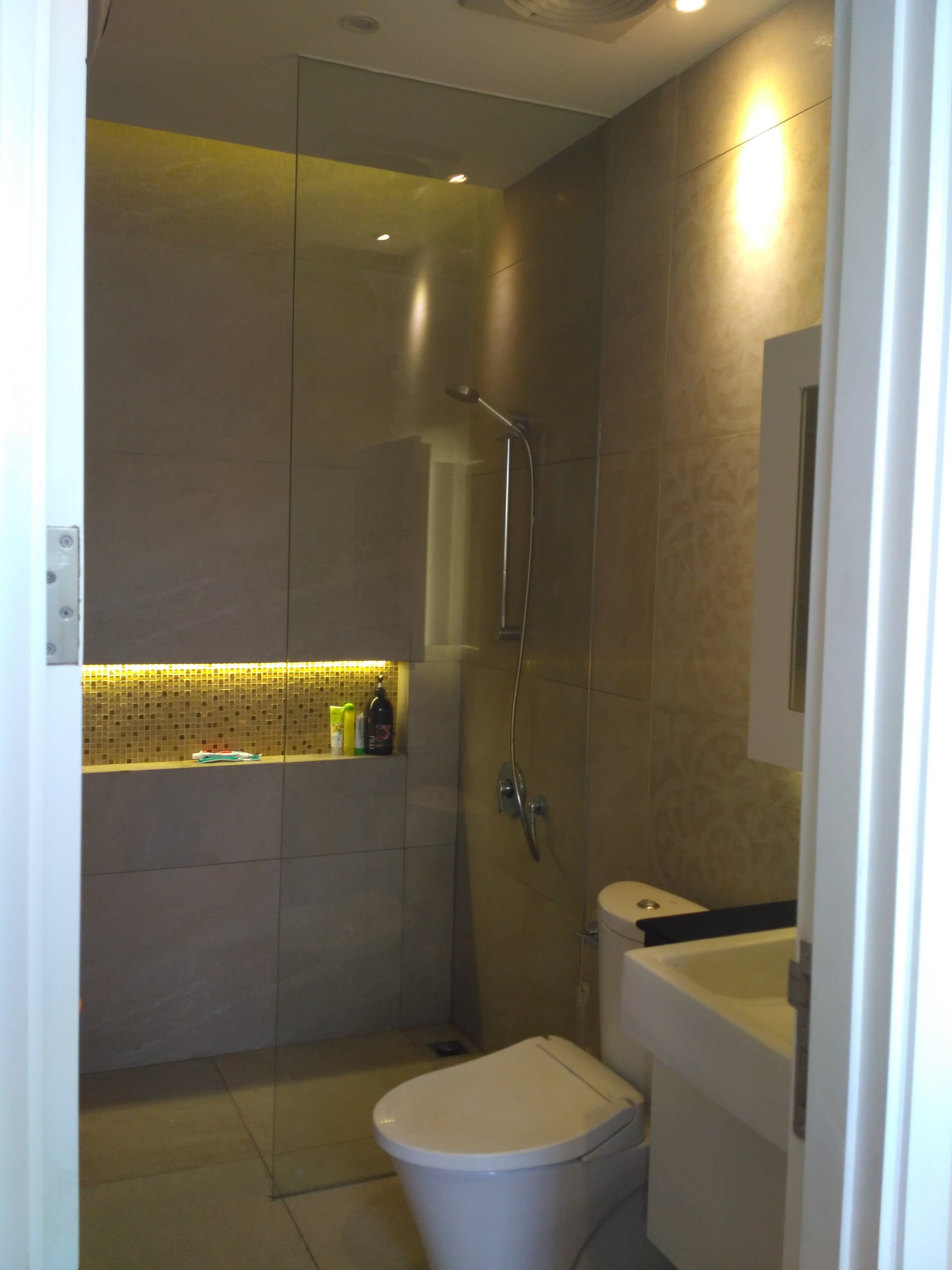 Desain kamar mandi minimalis modern Portofolio By : Arya Desain Desain kamar mandi minimalis modern Portofolio By : Arya Desain