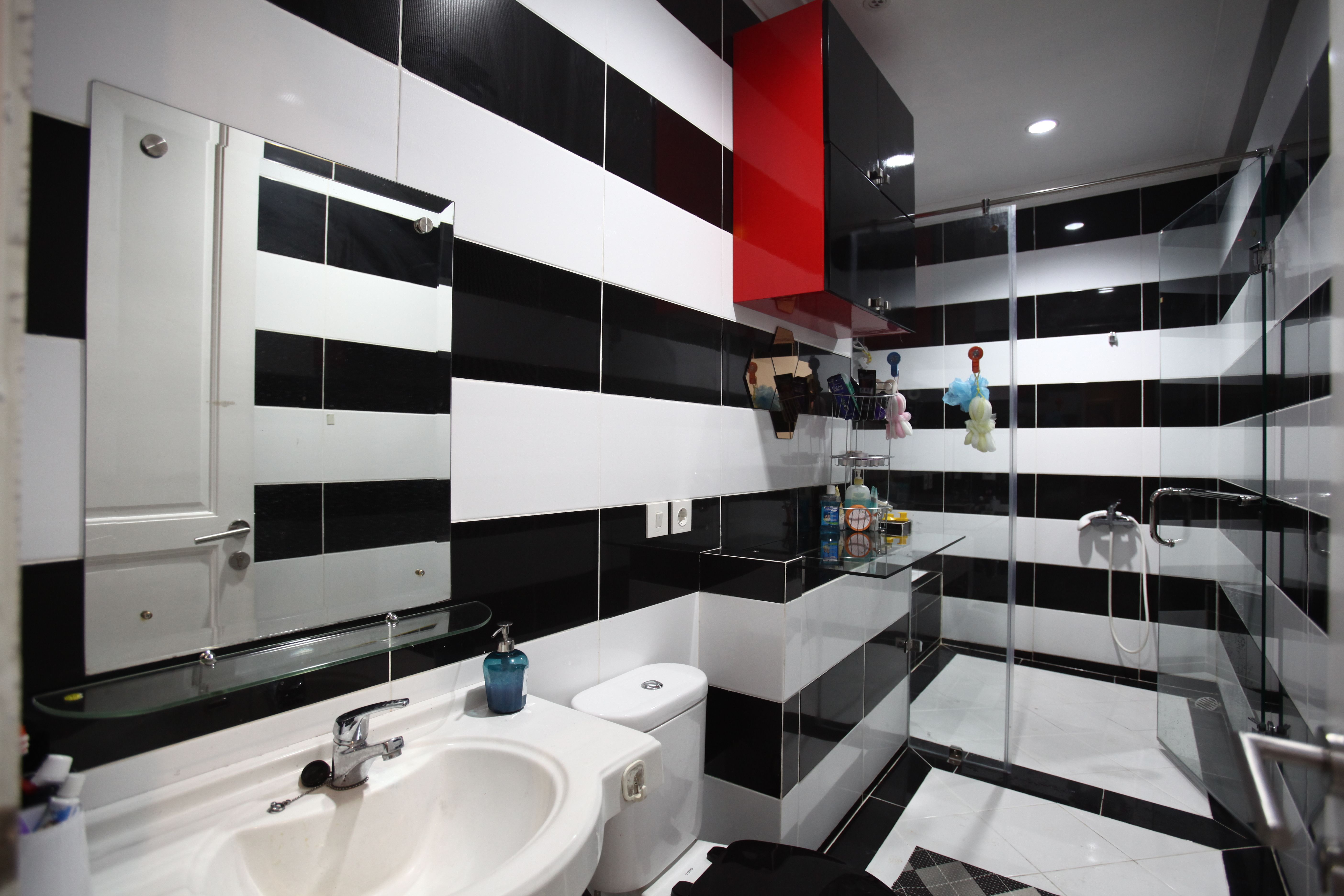 Desain kamar mandi minimalis warna hitam putih Portofolio By Desain kamar mandi minimalis warna hitam putih Portofolio By