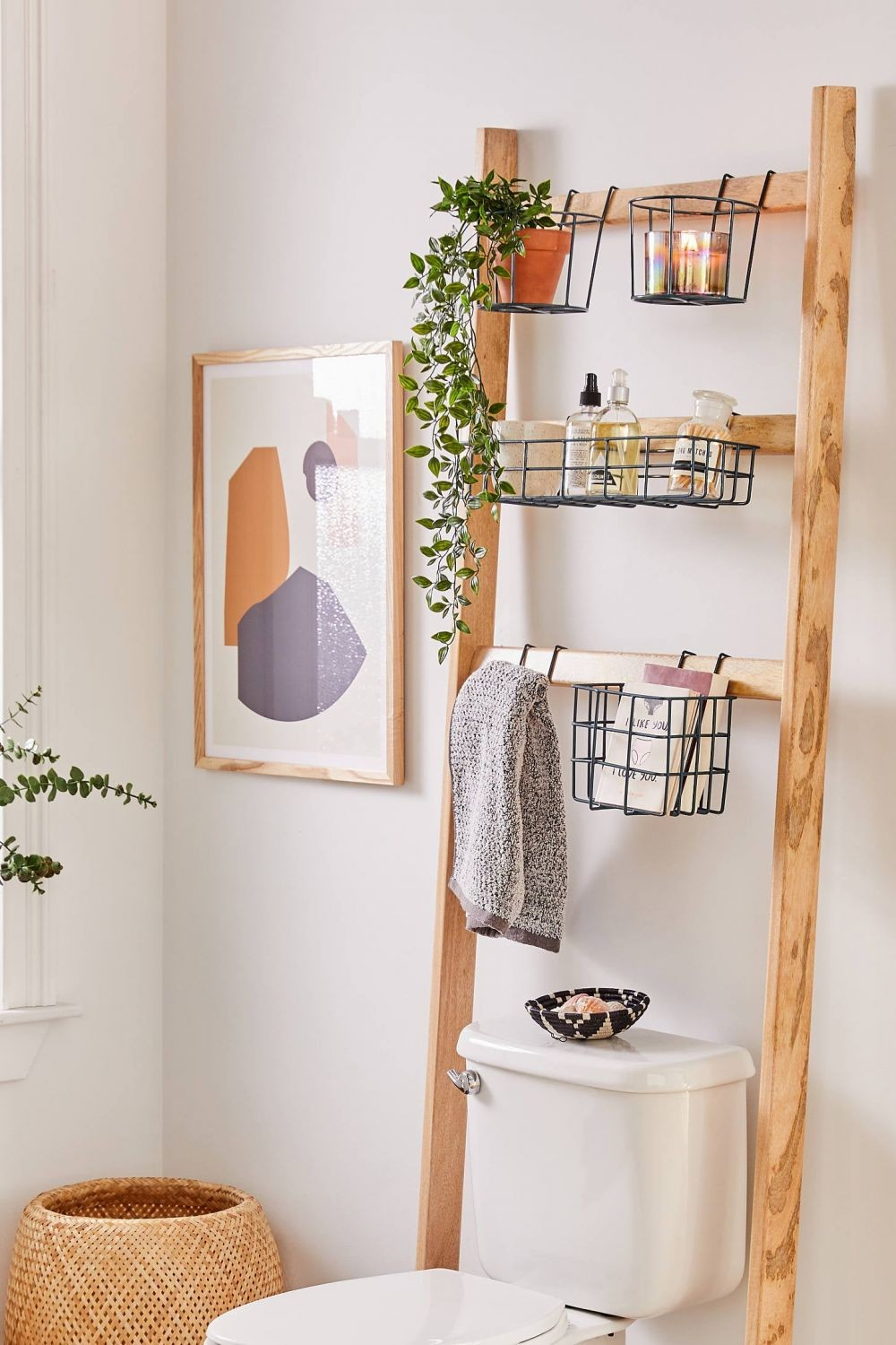 5 Cara Kreatif Menata Kamar Mandi Mungil Agar Tetap Rapi & Estetik 5 Cara Kreatif Menata Kamar Mandi Mungil Agar Tetap Rapi & Estetik