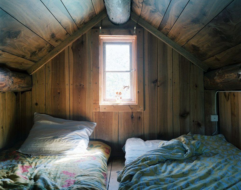3 Desain Kamar dari Loteng Rumah. Daripada Jadi Sarang Tikus dan