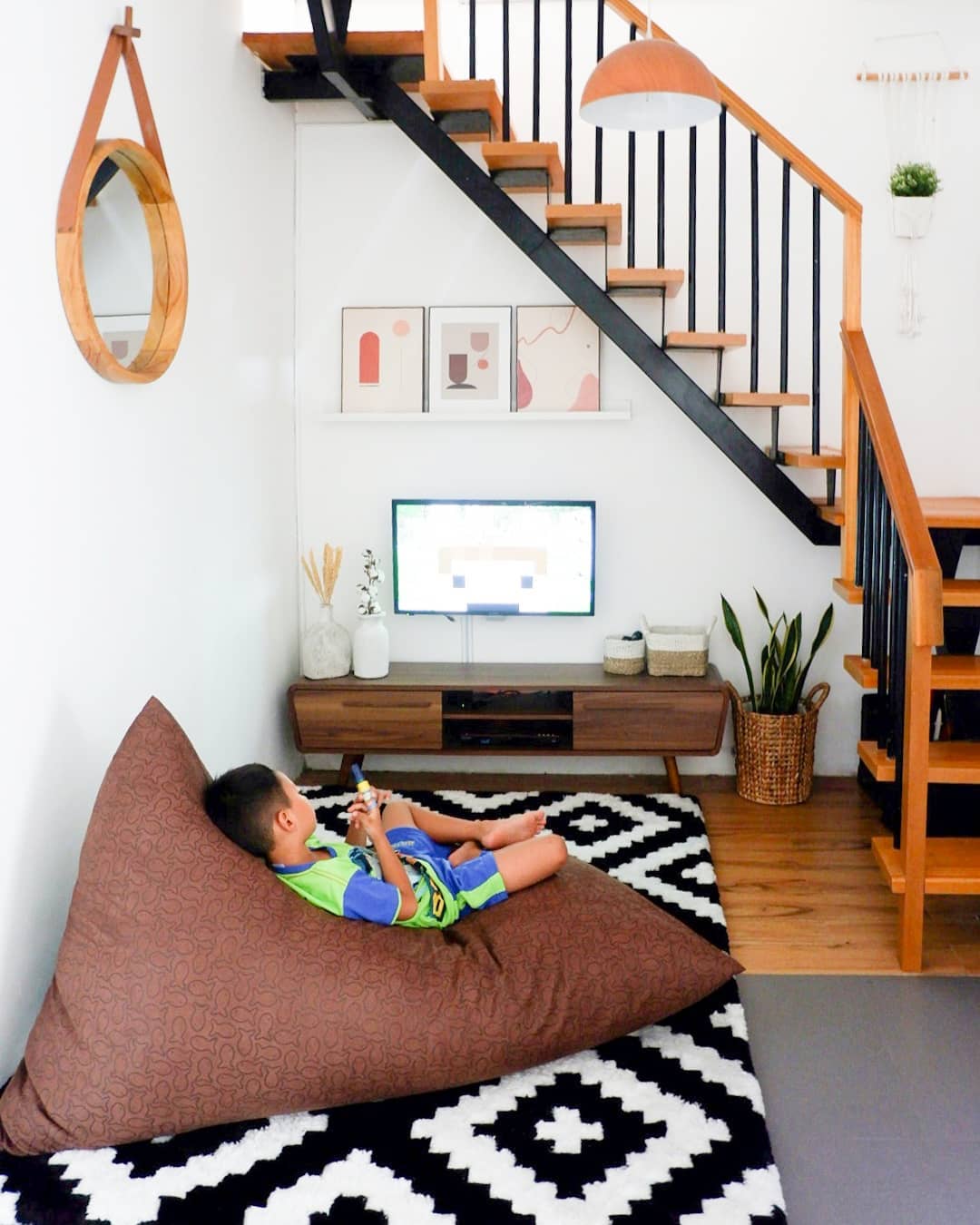 Desain Ruang Santai Nonton TV Bawah Tangga dengan Beanbag Keren