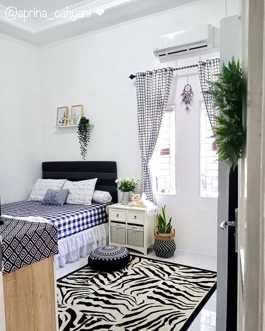 Desain Interior Kamar dengan Sentuhan Monokrom dan Bohemian yang Desain Interior Kamar dengan Sentuhan Monokrom dan Bohemian yang